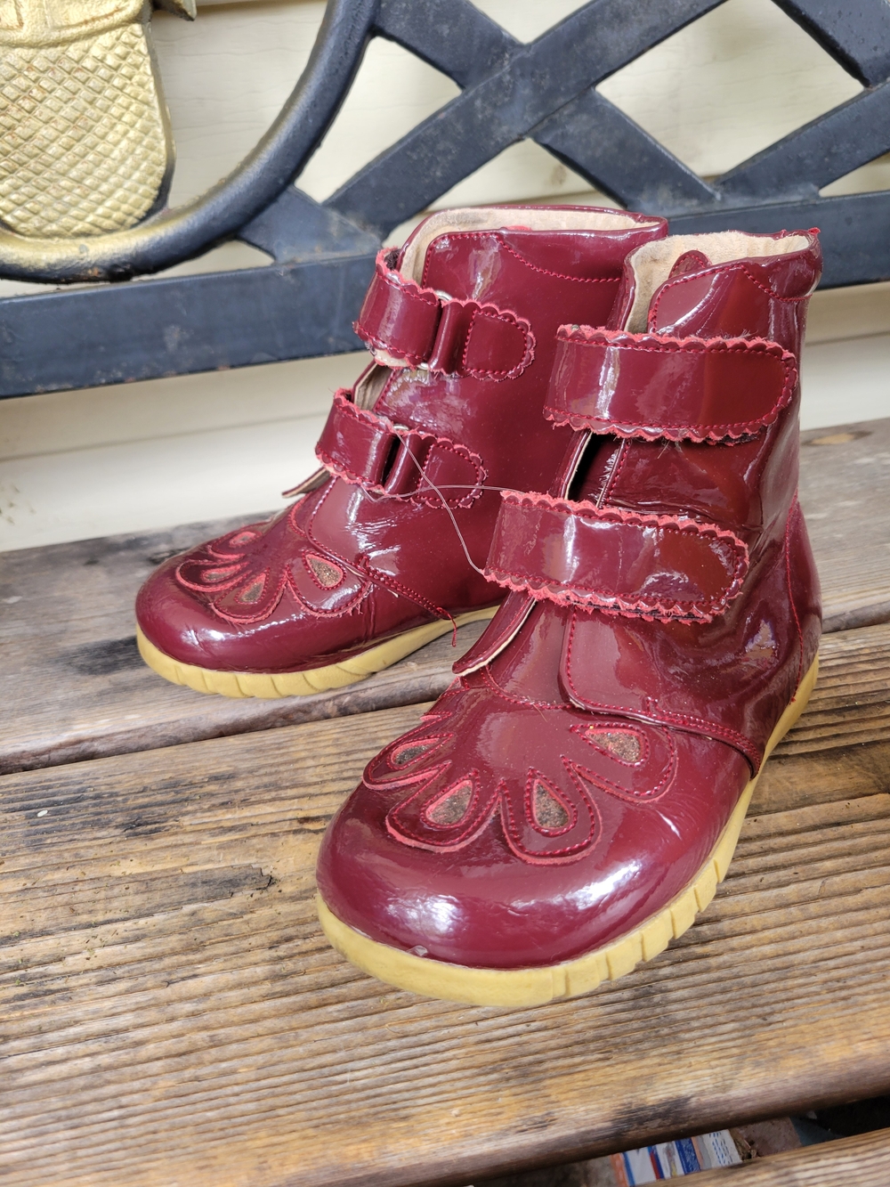 LIVIE & LUCA / FLORET SZ 11C VGUC MAROON patent petals & scalloped Boots